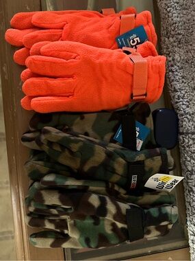 NWT - 5 warm winter gloves, 2 orange, 3 camouflage